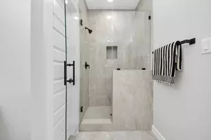 9826 Nedwald St, Houston, TX 77029 - Photo 19