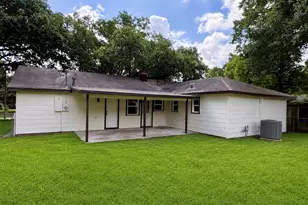 5831 Chinaberry Dr, Houston, TX 77092 - Photo 9