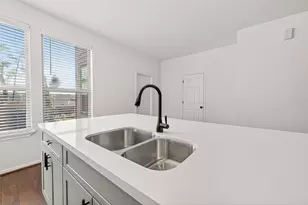 10949 Cannes Memorial Dr, Houston, TX 77043 - Photo 15