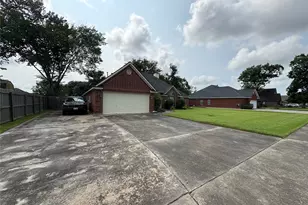 308 Williamsburg Ave, Clute, TX 77531 - Photo 3