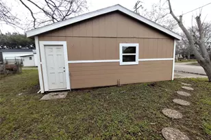 1302 W 6th St, Freeport, TX 77541 - Photo 5