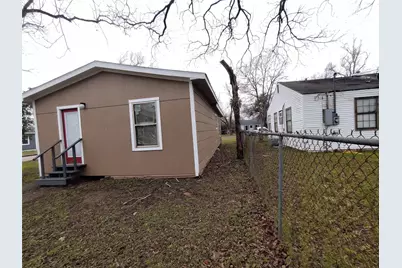 1302 W 6th St, Freeport, TX 77541 - Photo 3