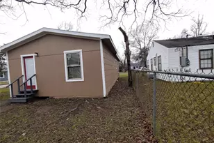 1302 W 6th St, Freeport, TX 77541 - Photo 3