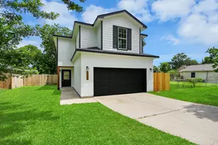 1105 E Kyle Rd, Clute, TX 77531 - Photo 1