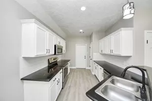 1105 E Kyle Rd, Clute, TX 77531 - Photo 11