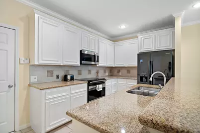 90 McGowen St, Houston, TX 77006 - Photo 9