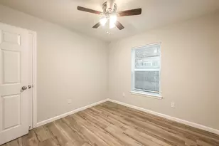 5755 Heron Dr, Houston, TX 77033 - Photo 19