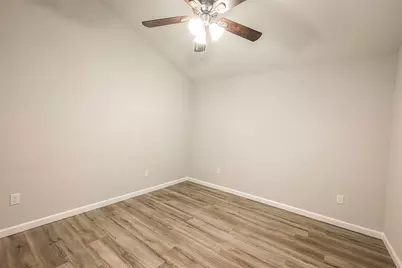 5755 Heron Drive, Houston, TX 77033 - Photo 15