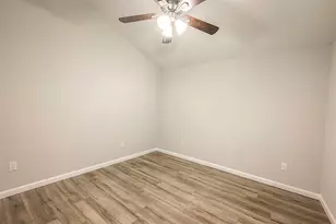 5755 Heron Dr, Houston, TX 77033 - Photo 15