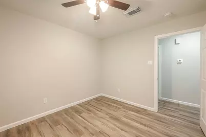 5755 Heron Drive, Houston, TX 77033 - Photo 21