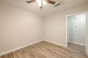 5755 Heron Dr, Houston, TX 77033 - Photo 21