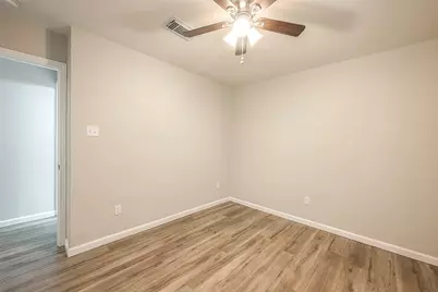 5755 Heron Drive, Houston, TX 77033 - Photo 23
