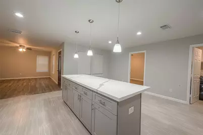 5755 Heron Drive, Houston, TX 77033 - Photo 13