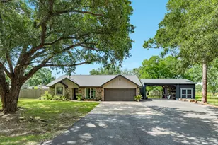 302 E Bronco Bend St, Angleton, TX 77515 - Photo 3