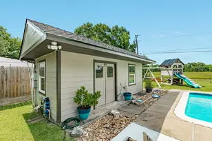 302 E Bronco Bend St, Angleton, TX 77515 - Photo 13