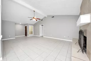 10707 Shannon Hills Dr, Houston, TX 77099 - Photo 17