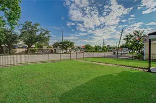 7530 Park Pl Blvd, Houston, TX 77087 - Photo 3