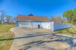 276 Resort Dr, Livingston, TX 77351 - Photo 9