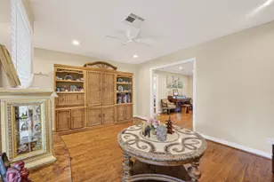11230 Huggins Dr, Houston, TX 77035 - Photo 7