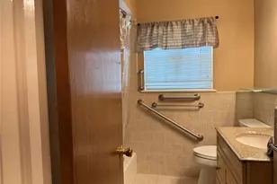 203 E Thornton Rd, Houston, TX 77022 - Photo 9