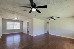 5815 Southseas St, Houston, TX 77033 - Photo 11