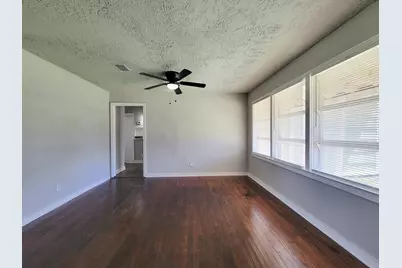 5815 Southseas Street, Houston, TX 77033 - Photo 9