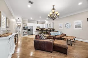 817 W 26th St, Houston, TX 77008 - Photo 1