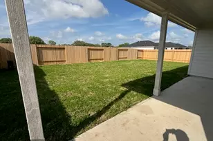 516 Robin St, Angleton, TX 77515 - Photo 17