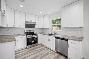 9506 Winsome Ln, Houston, TX 77063 - Photo 9