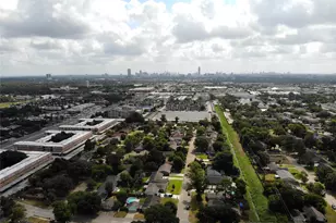 9506 Winsome Ln, Houston, TX 77063 - Photo 9