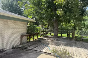 309 Linden Ln, Lake Jackson, TX 77566 - Photo 3
