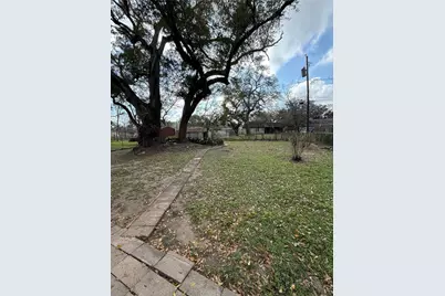 506 Gardenia Street, Lake Jackson, TX 77566 - Photo 3