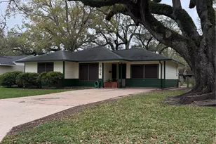 506 Gardenia St, Lake Jackson, TX 77566 - Photo 1