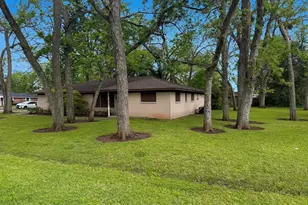 213 Van Winkle St, Lake Jackson, TX 77566 - Photo 5