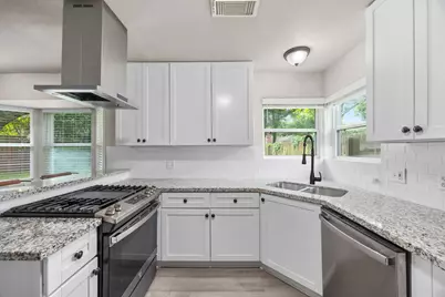 10647 Hazelhurst Drive, Houston, TX 77043 - Photo 11