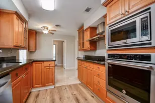 10706 Inwood Dr, Houston, TX 77042 - Photo 15