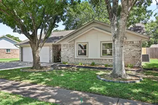 1819 Meadow Creek Dr, Pearland, TX 77581 - Photo 3