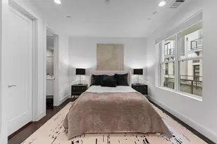 5854 E Post Oak Ln, Houston, TX 77055 - Photo 9