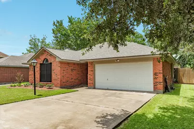 112 Papaya Street, Lake Jackson, TX 77566 - Photo 3