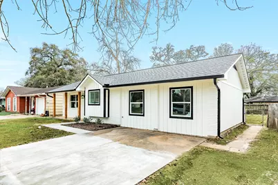 300 N Shanks Street, Clute, TX 77531 - Photo 5