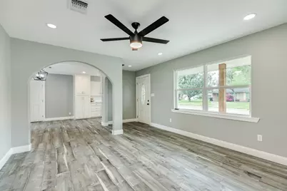 300 N Shanks Street, Clute, TX 77531 - Photo 3