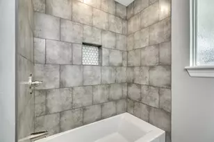 300 N Shanks St, Clute, TX 77531 - Photo 25