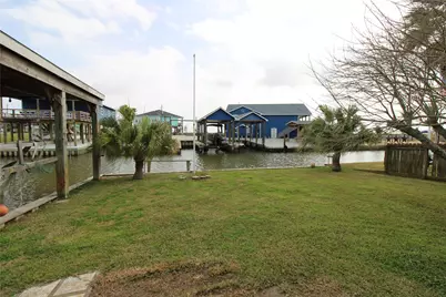 107 Admiral Lane, Freeport, TX 77541 - Photo 9