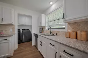 8057 Ridgeview Dr, Houston, TX 77055 - Photo 17