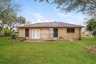 613 W Castle Harbour Dr, Friendswood, TX 77546 - Photo 15