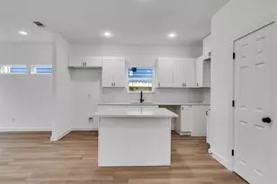 8102 Crestview Unit A/B Dr, Houston, TX 77028 - Photo 7
