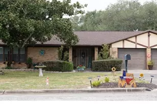 904 Carroll Dr, Yoakum, TX 77995 - Photo 3
