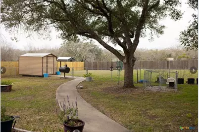 904 Carroll Dr, Yoakum, TX 77995 - Photo 5