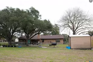 904 Carroll Dr, Yoakum, TX 77995 - Photo 5