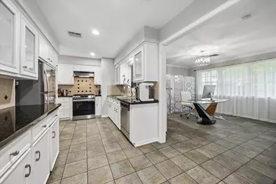 5611 Whitehaven, Bellaire, TX 77401 - Photo 3